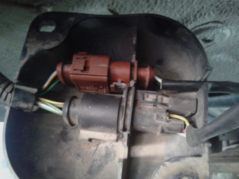 коробка, в которой находятся фишки лямбды 1 и 2 — Skoda Octavia A4 Mk1