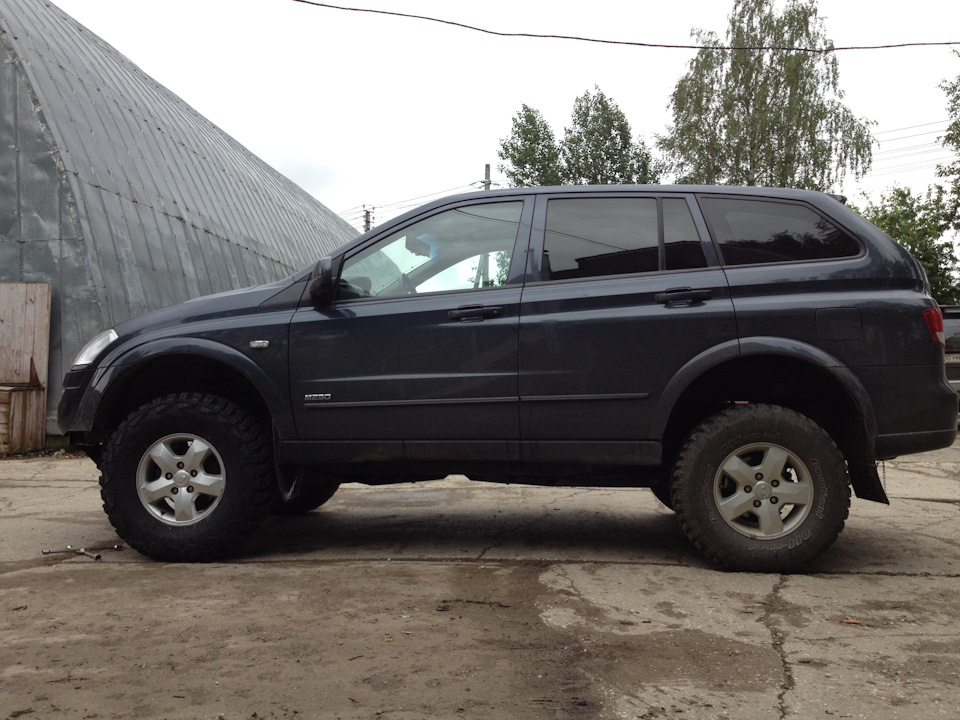 Спереди 285/75R16 Кумхо, сзади — Кордиант Офф Роад 275/70R16. — SsangYong Kyron. Запчасти на фото: 408000