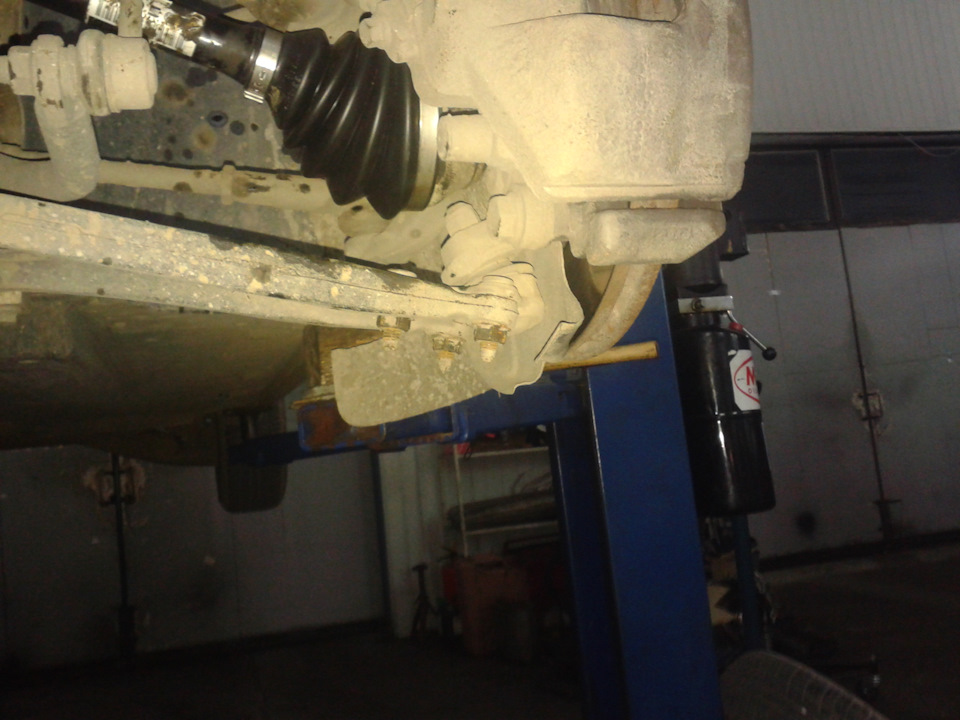откручиваем 3 гайки крепления шаровой(на 16) — Volkswagen Passat B6