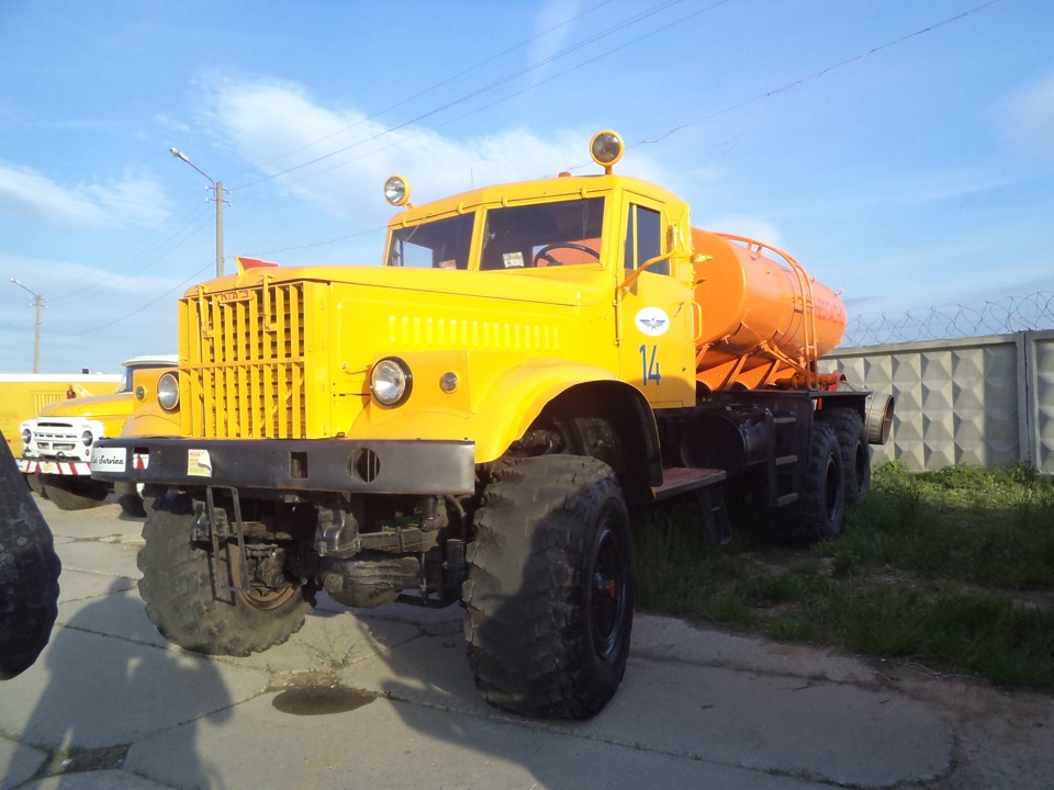 КрАЗ-255. Ветровая машина. — Renault Logan MCV