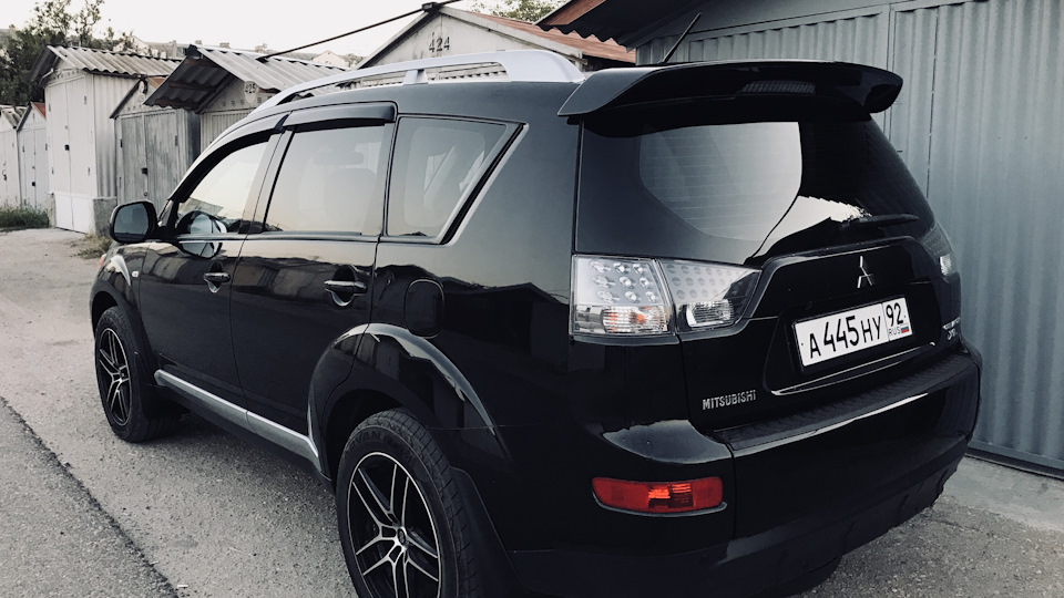 Mitsubishi Outlander XL Чёрный Утёнок