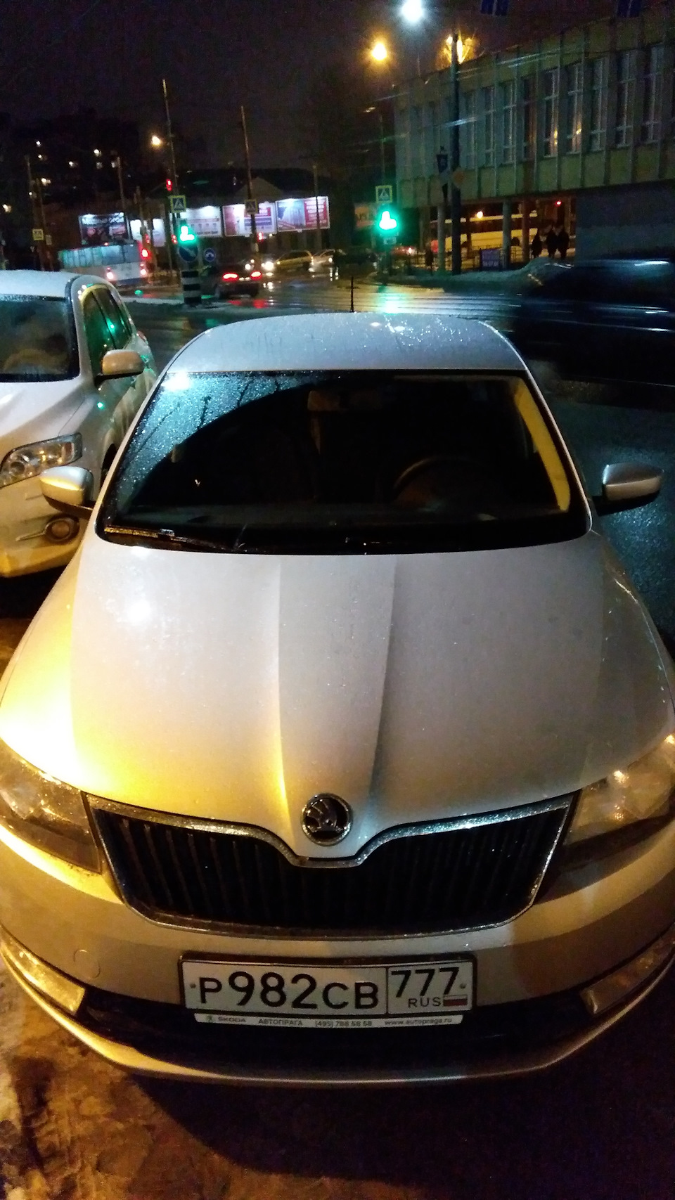 Rapid в мандариновом свете ресторана — Skoda Rapid (1G)