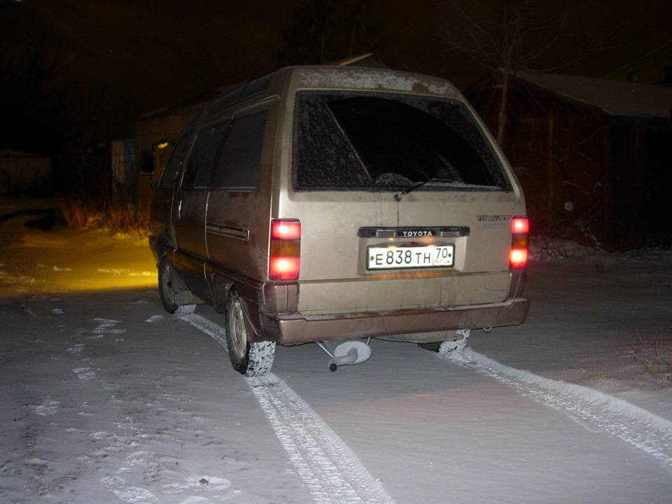 как-то низко, но в городской эксплуатации за бордюры и леж.полицейских не цепляет. — Toyota Town Ace (2G)