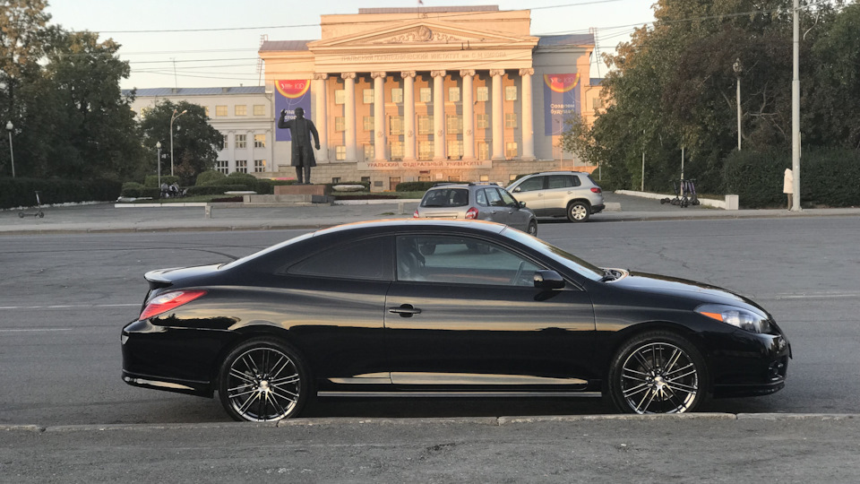 Toyota Solara "Брюнетка с характером"