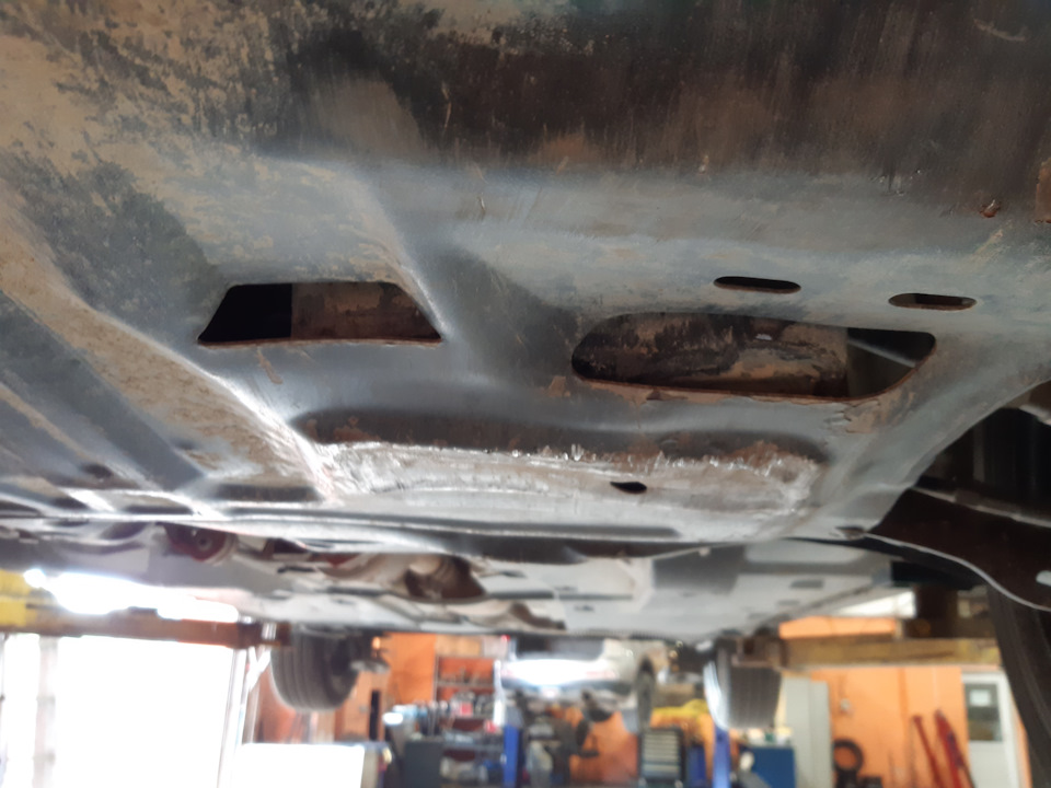 Не так уж и сильно был замят поддон АКПП, но мне лично это не показали — Skoda Rapid (1G)