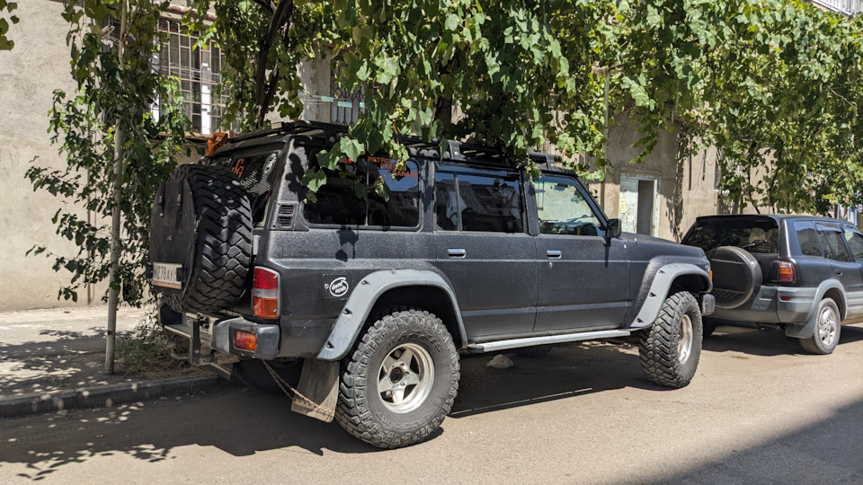 Ну и просто для красоты, жара +40, ищем тень где только можно. — Nissan Patrol (Y60)