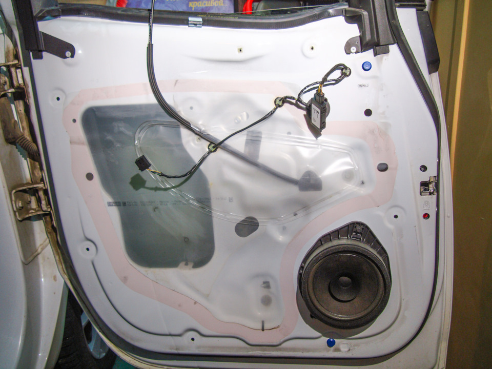 Откручиваем саморез динамика. — Opel Meriva (B)