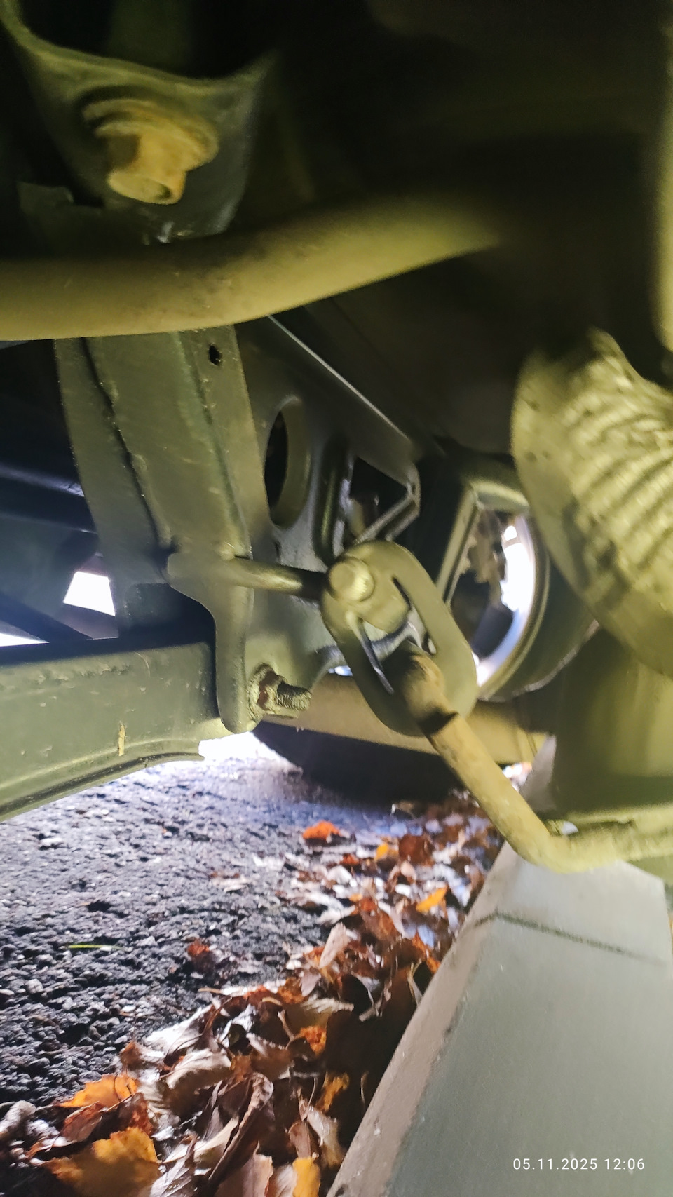 Задняя балка, вид из под левого колеса. — Dodge Caliber