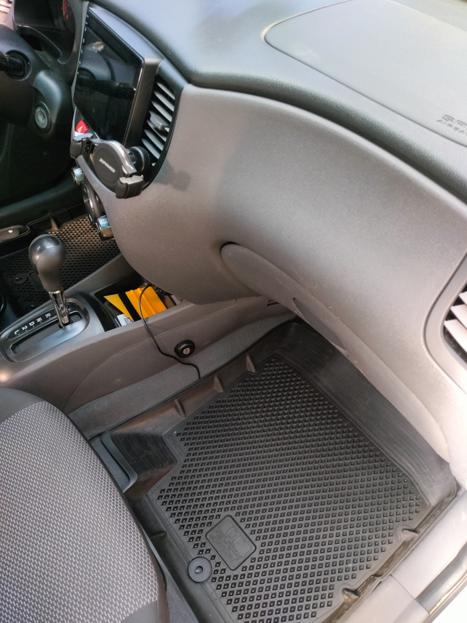 С пассажирской стороны — KIA Rio (2G)