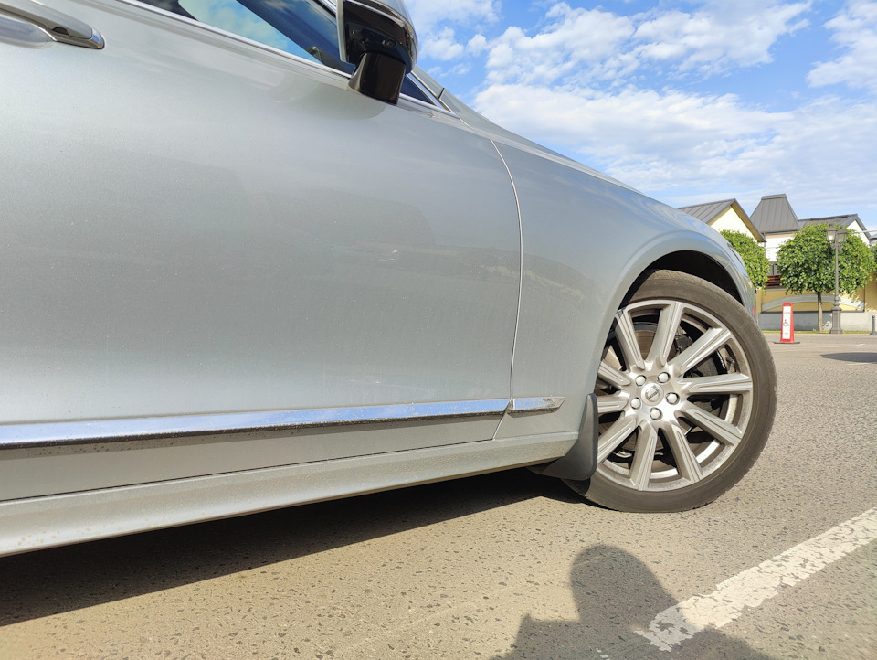 правый — Volvo V90 (2G)