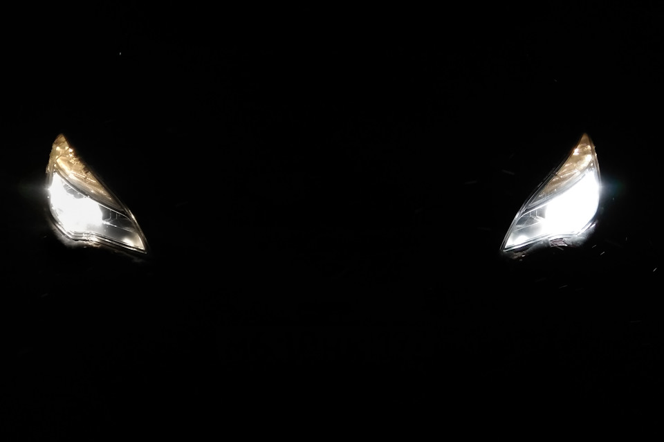 Левая новая, правая старая. Даже на фото видна разница. — Opel Astra J