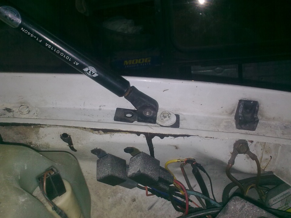Фото в бортжурнале Opel Omega A. Запчасти на фото: AT1010011SA