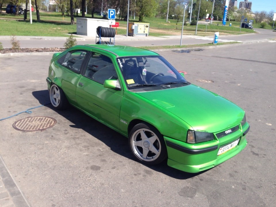 на фото совсем не видно, но полка уже в машине стоит)) — Opel Kadett E