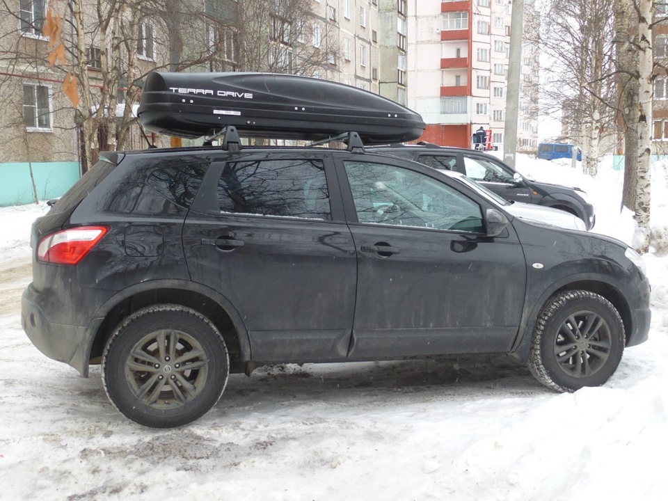 кепачка сдвинута на лоб, но антенну удалось спасти — Nissan Qashqai (1G)