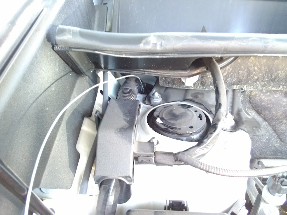 сначала проколол из салона сталькой резинку — Toyota RAV4 (IV)