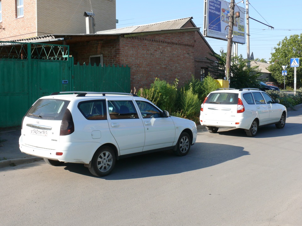 две сестры: одна в колготках, другая голая) — Lada Приора универсал