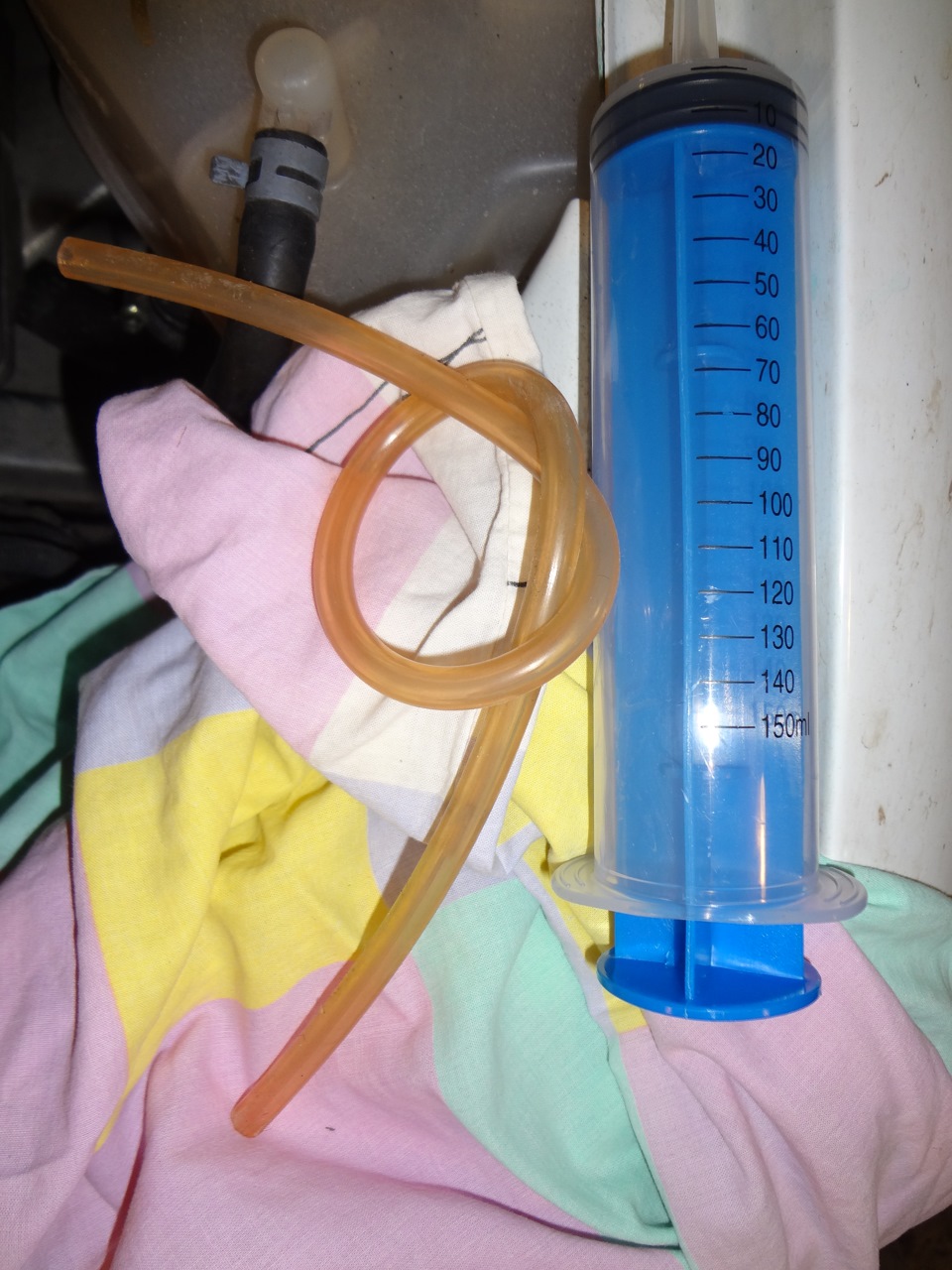 Сначало инстументы. Без шприца Жане работа будет грязной и её время увеличится многократно. Антифриз вытигивает весь до капли. Шприц-кружка! — Lada Калина Хэтчбек (1G)