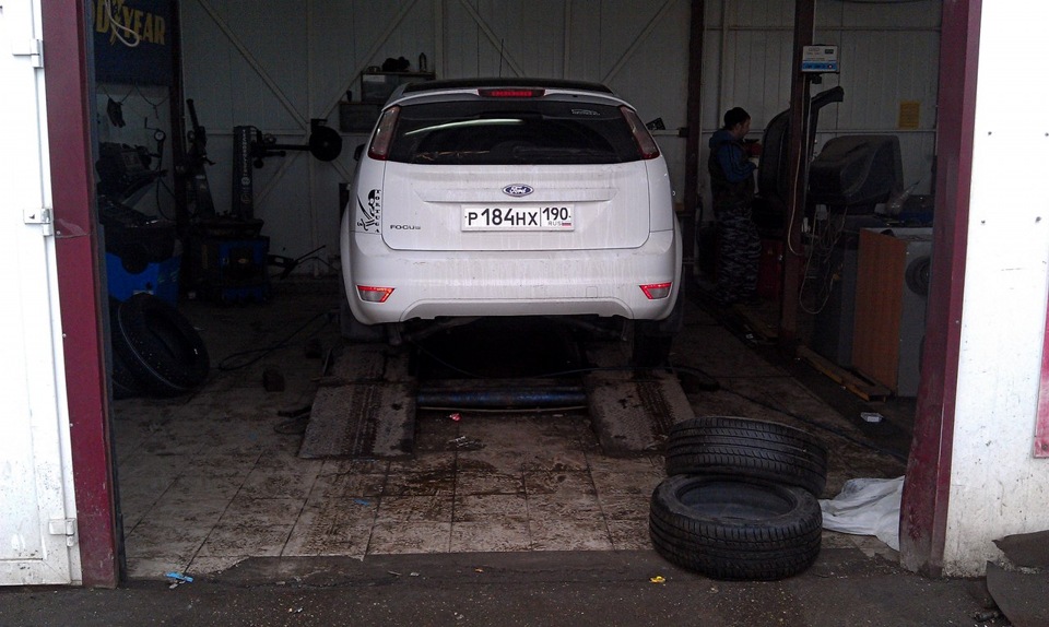 Dunlop Ice Touch — Ford Focus Hatchback II. Запчасти на фото: Dunlop Ice Touch