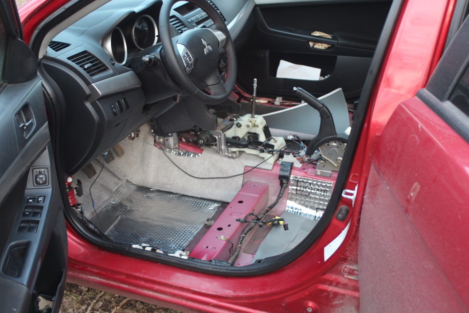 Вибропласт с водительской стороны — Mitsubishi Lancer X