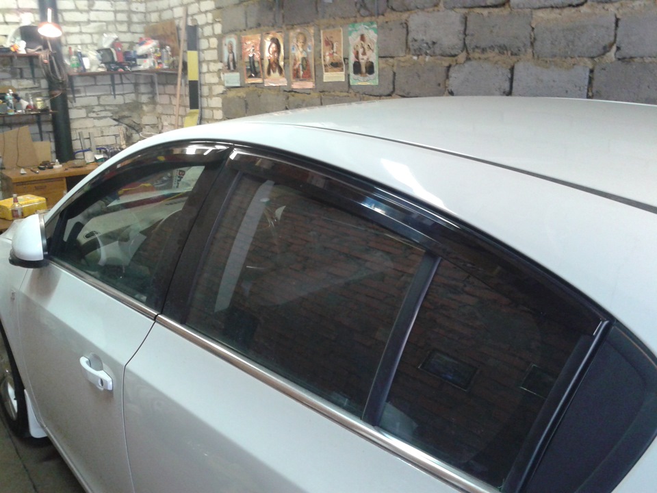 Ветровики на машине — Chevrolet Cruze Hatchback