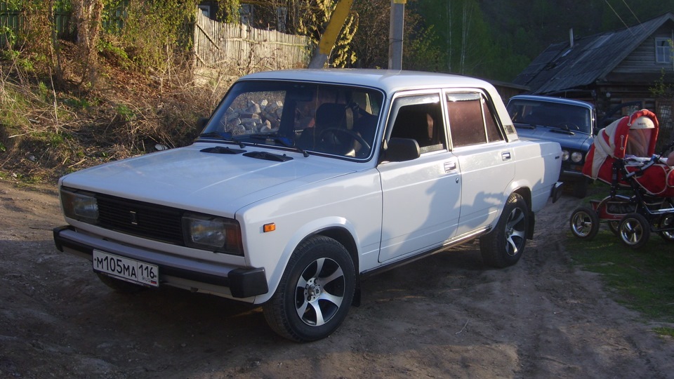 Lada 2105 Белый Пепелац