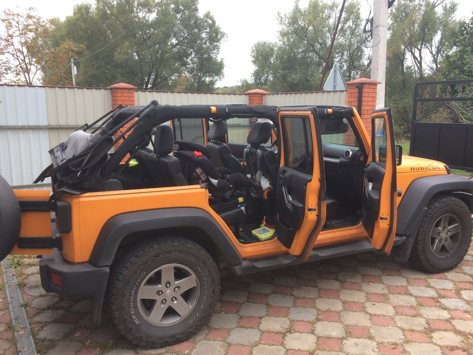 Ещё пару усилий и мягкий верх будет снят. — Jeep Wrangler (JK)