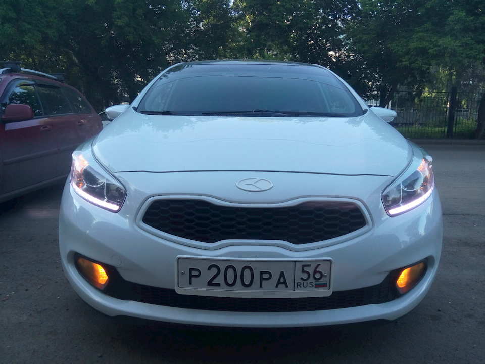 Днём — KIA Ceed (2G)