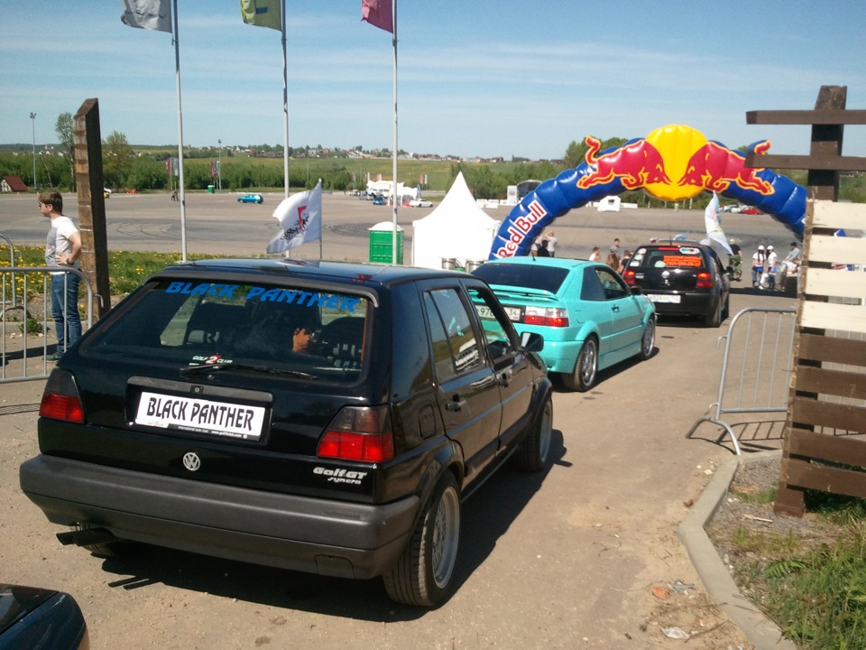 На въезде на Фестиваль — Volkswagen Golf Mk2. Запчасти на фото: Gripmax Black Panther