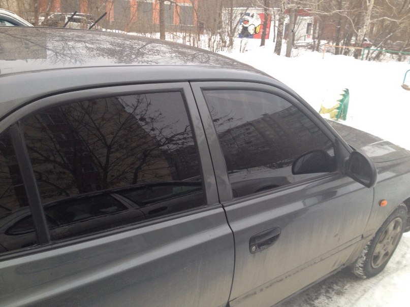 перед съемная 5%, зад — тонировка sunteck 5% — Hyundai Accent (2G)
