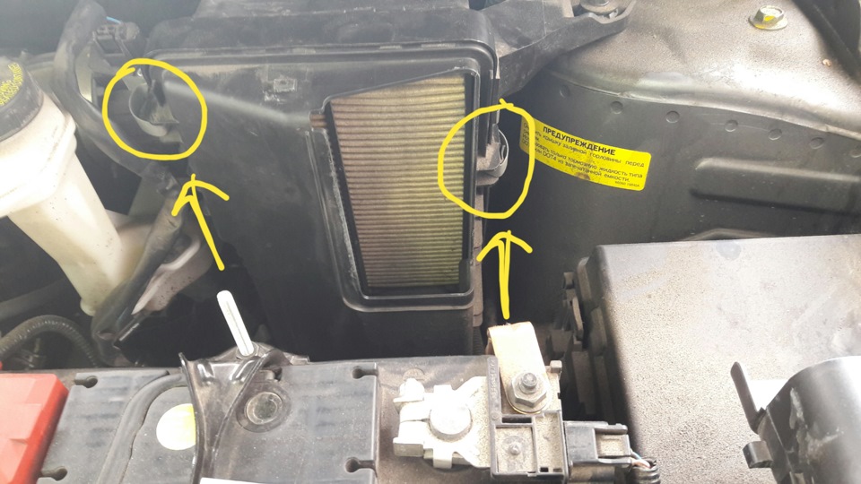 Отщелкиваем эти держатели и вытаскиваем грязный фильтр — Nissan X-Trail III (t32)