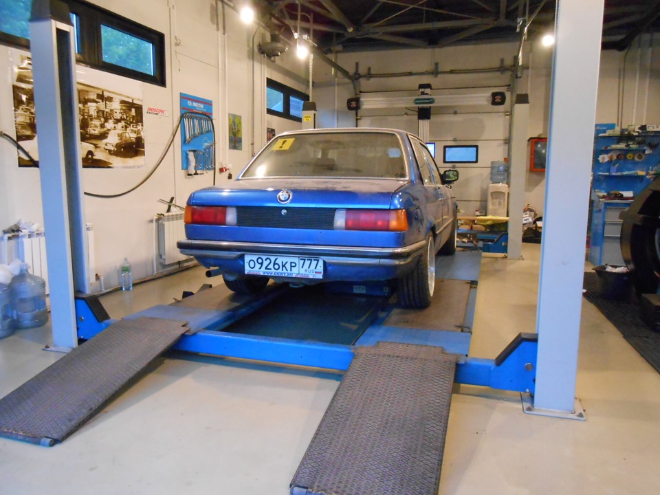 На сходразвал. — BMW 3 series (E21)