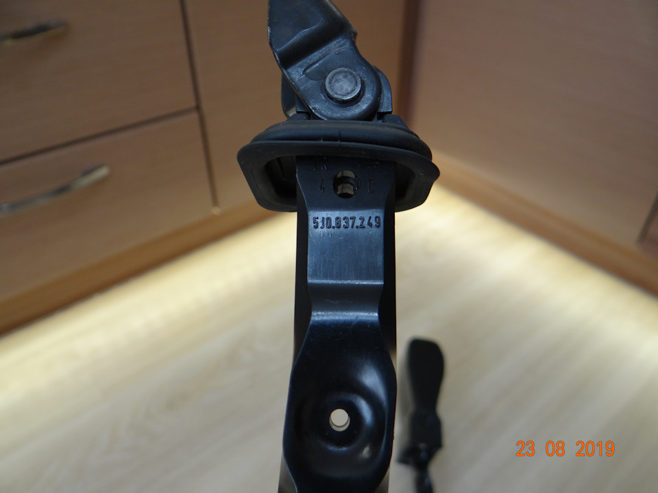 6. 5J0 837 249C — Toyota Camry (XV50). Запчасти на фото: 5J0837249C, 510837249