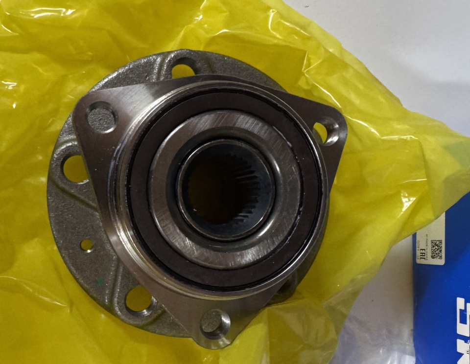 SKF VKBA 7011 — Volkswagen Tiguan (2G). Запчасти на фото: VKBA7011