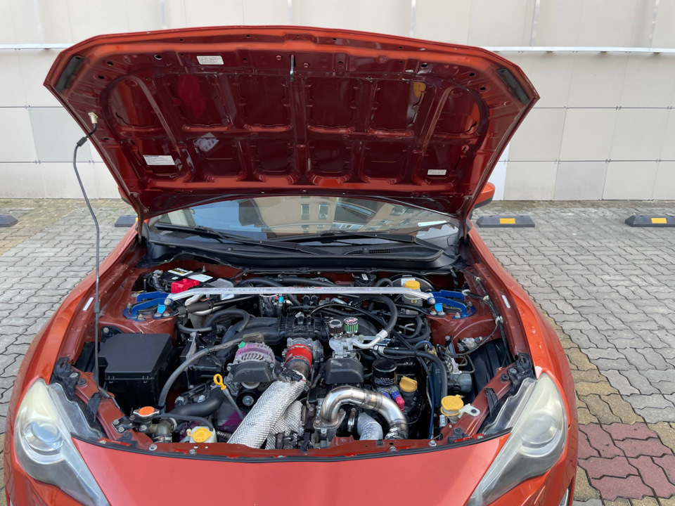 13. Чистка подкапотного пространства — Toyota GT86 бензин, 2 л