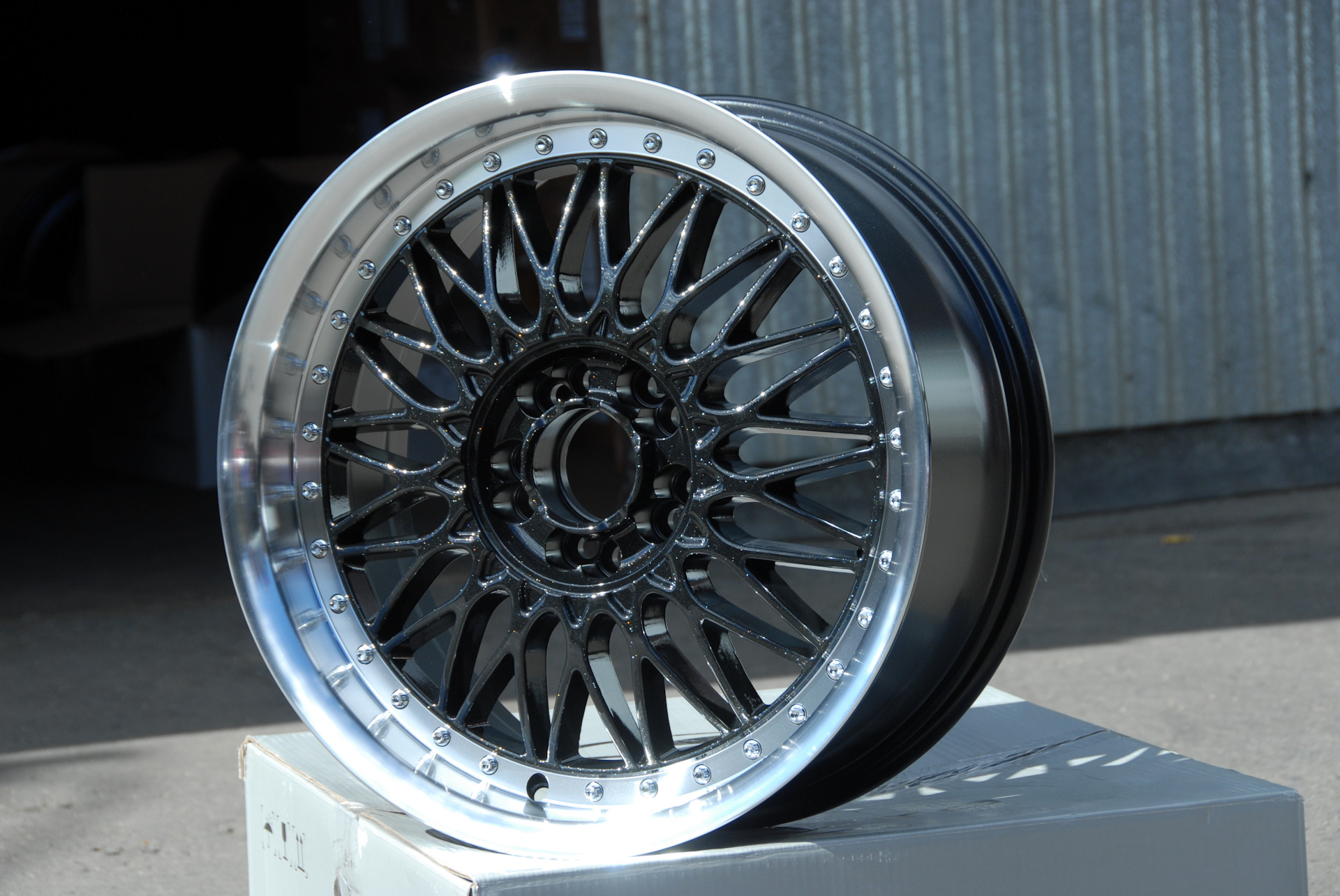 красивые и стильные литые диски в стиле BBS — Sakura wheels R879 в