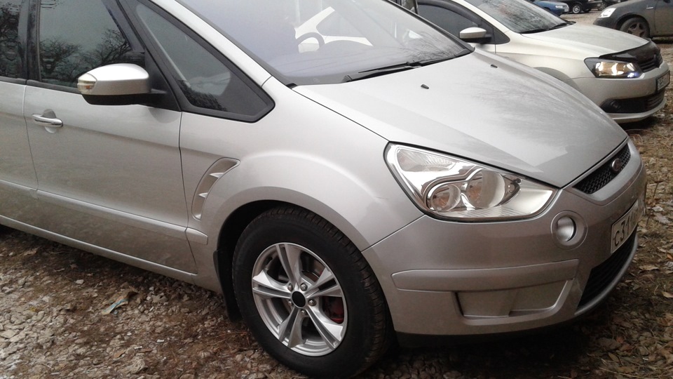 Ford S-Max в серебре