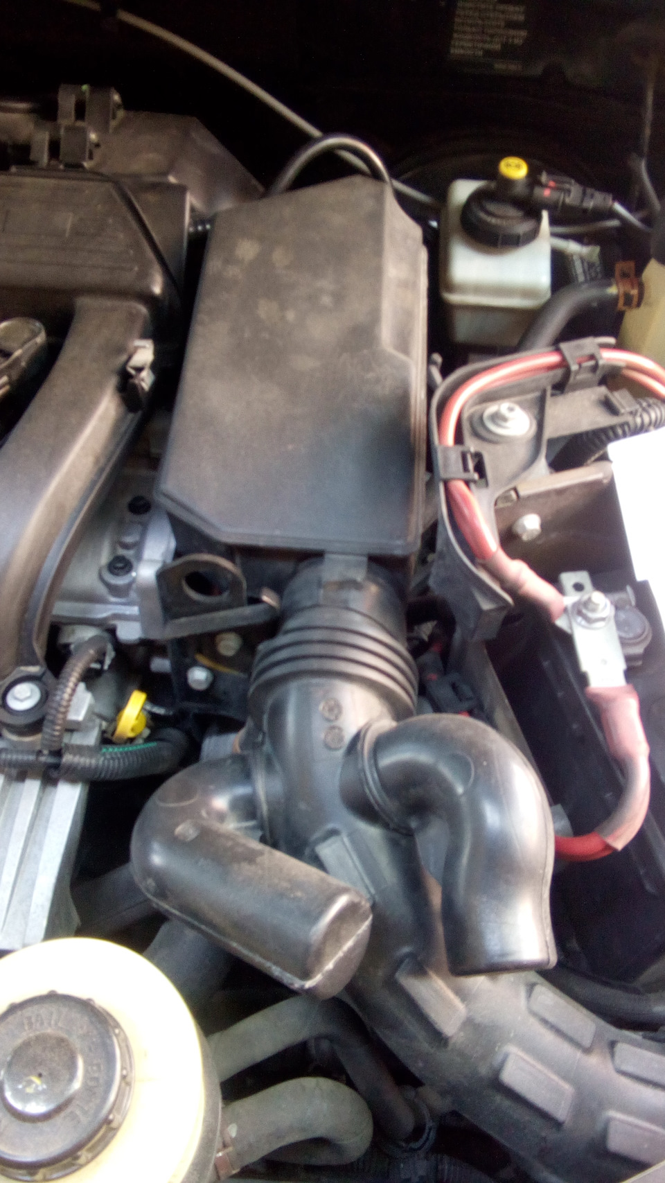 2.Отсоединяем воздуховод — Renault Duster (1G)