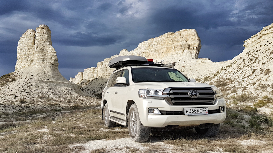 Toyota Land Cruiser 200 Белый Шаман
