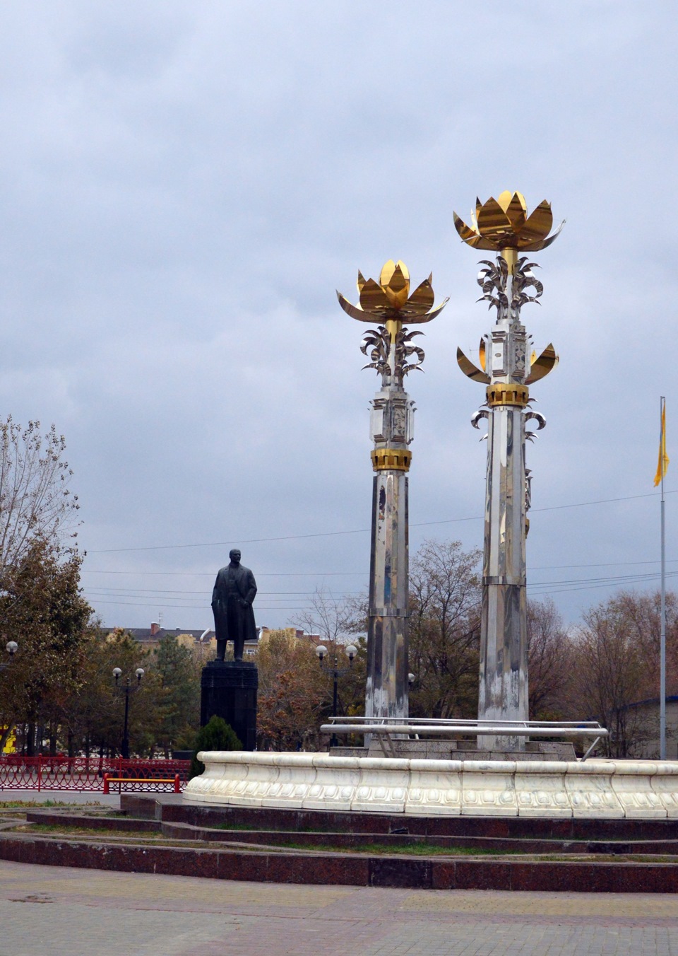 Фонтан Лотосы (священный цветок в буддизме). И священный вождь рядом. — Suzuki Jimny (1G)