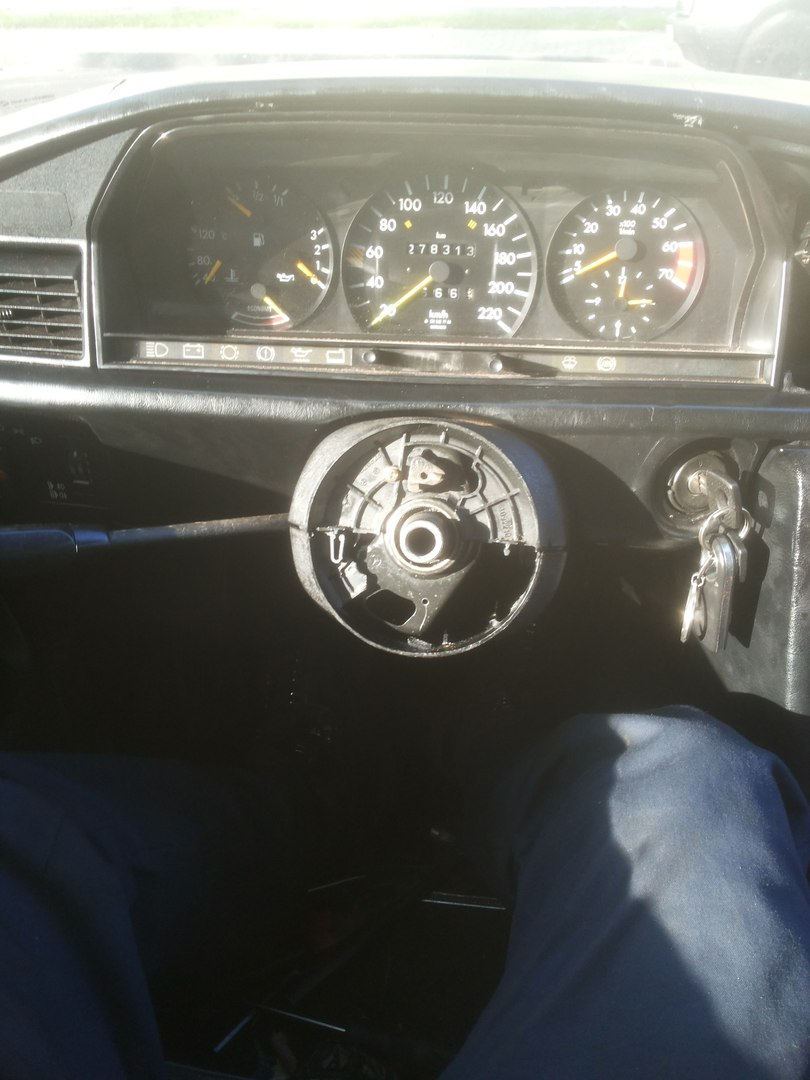 Фото в бортжурнале Mercedes-Benz 190 (W201). Запчасти на фото: 278313