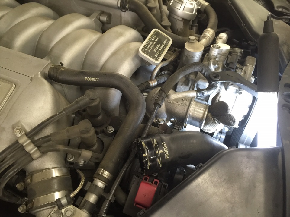 Открутить 3 болта с крышки — Bentley Mulsanne (1980)