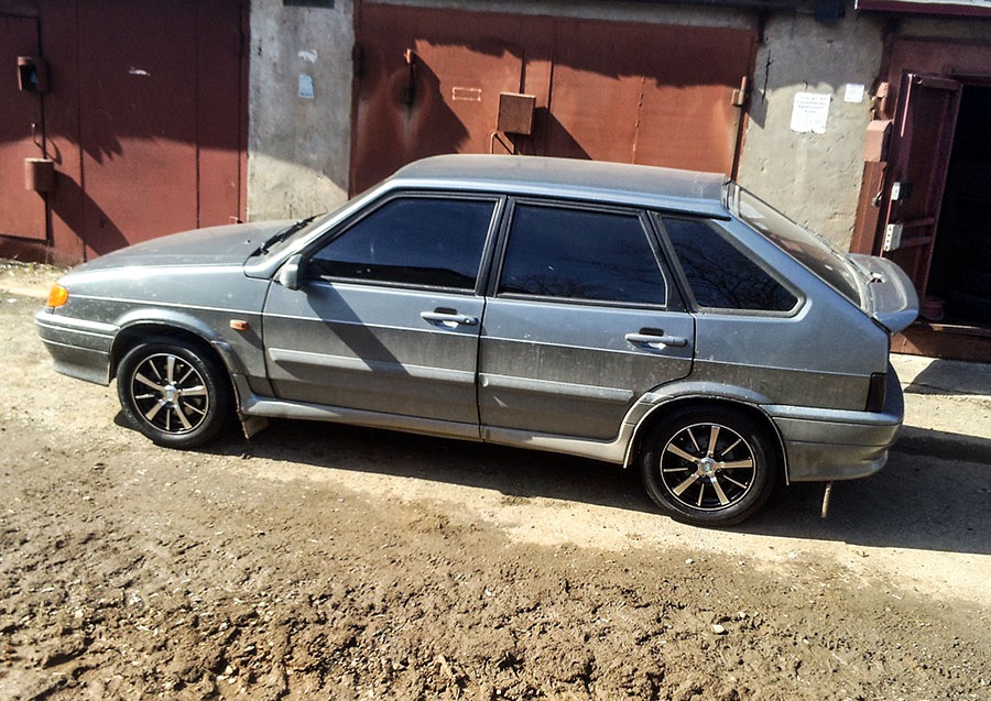 На китайских дисках R14 — Lada 2114