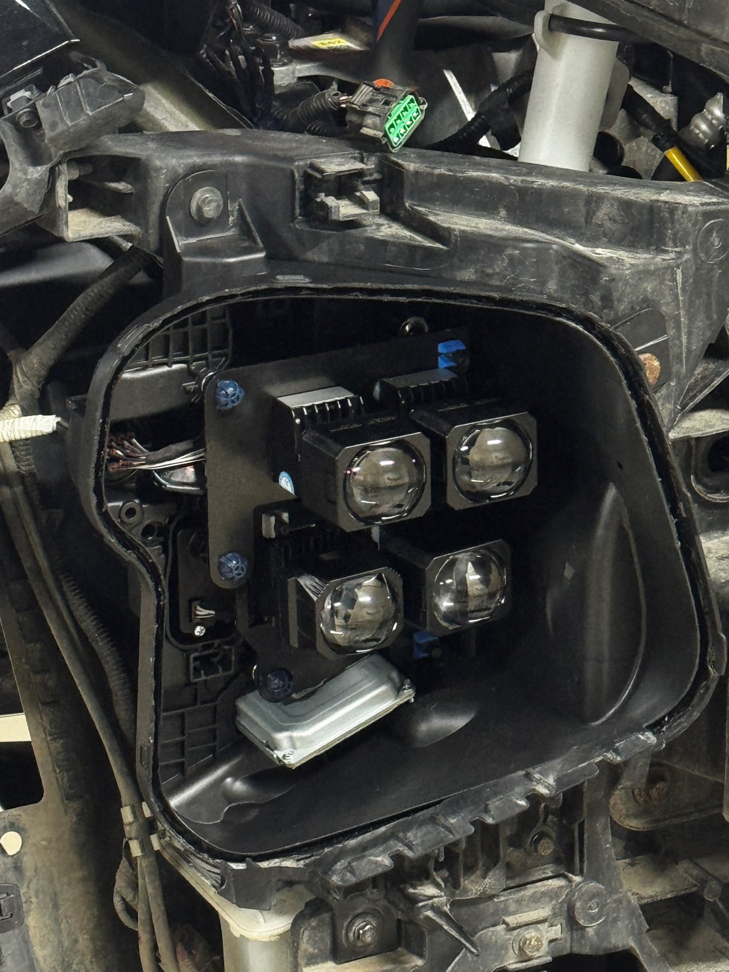 Четыре Bi-LED модуля MTF, установленные в фару Hyundai Tucson