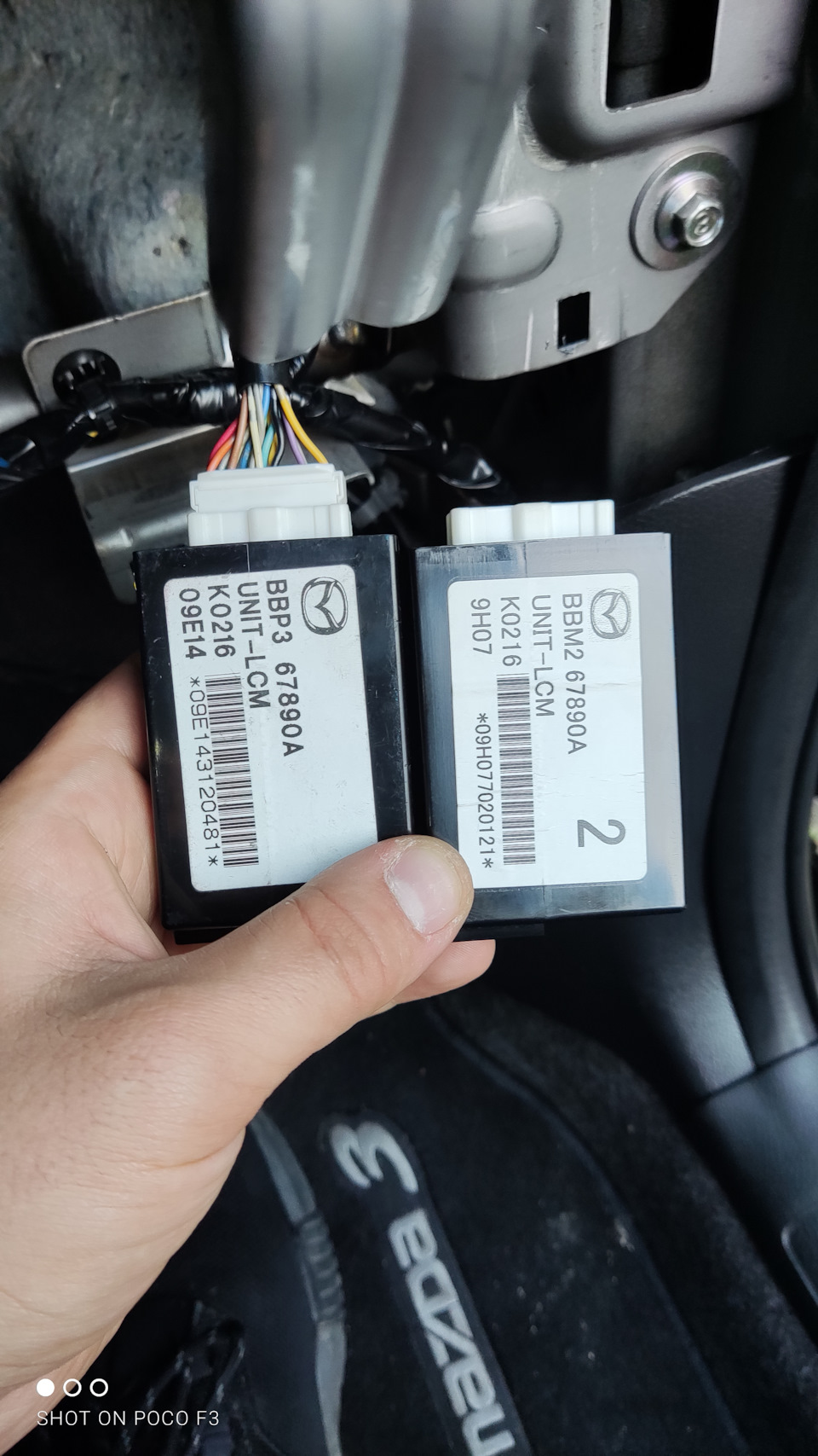 Лево — новый, право — старый — Mazda 3 (2G) BL. Запчасти на фото: BBM267890A, BBP367890A