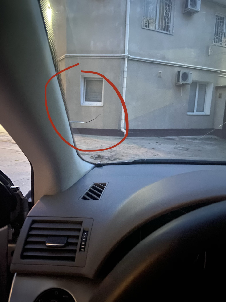 По крайней мере попытаемся завтра засверлить но залить не получится так как трещина изнутри и поклееная плёнка + угол не тот так что пичал ька, ребят, что посоветуете — Audi A4 (B7)