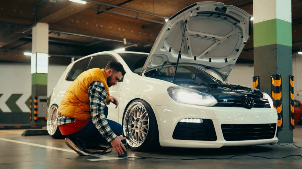 Volkswagen Golf R Belowmore