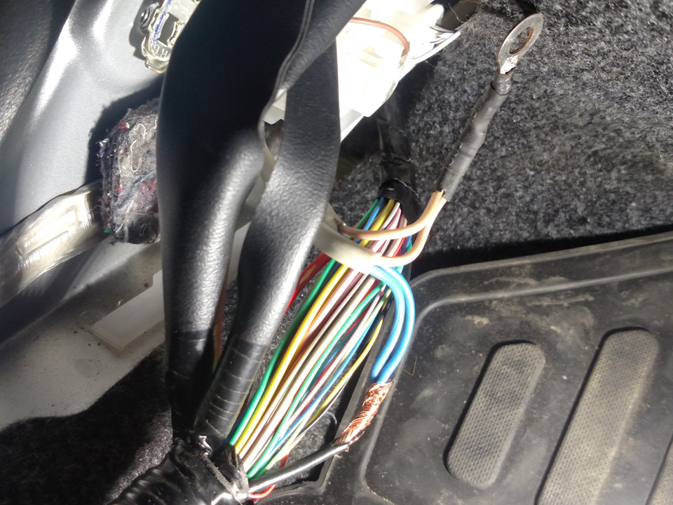 толстый чёрный провод — Toyota Vitz (130)