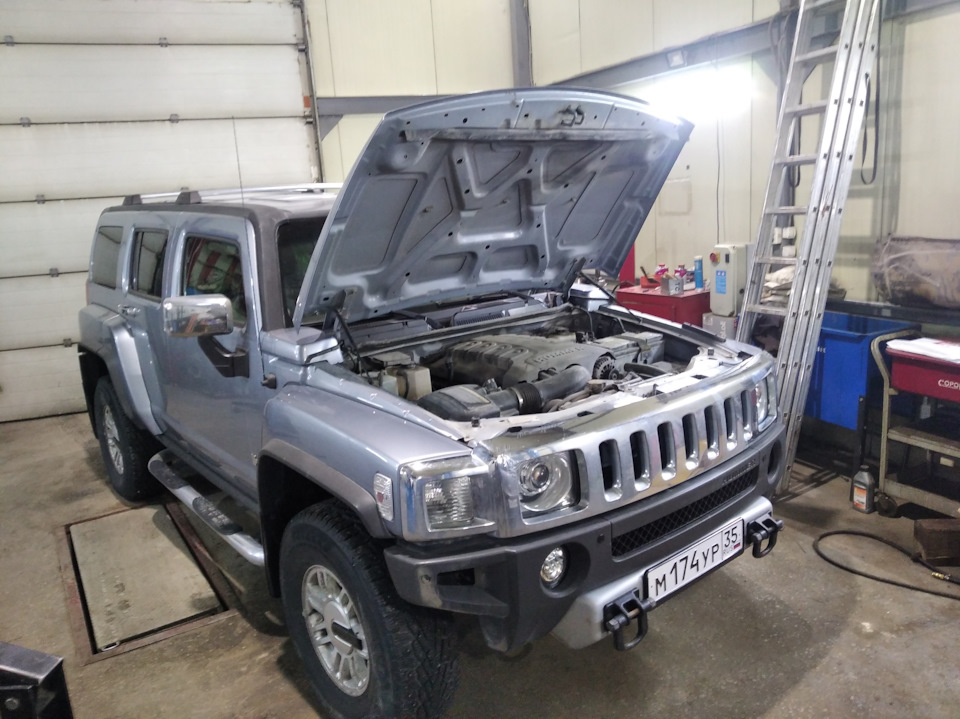 В автосервисе. — Hummer H3