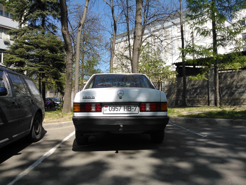 правый моложе. всё равно разные блин =(( — Mercedes-Benz 190 (W201)