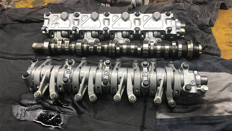 на фото ближние рокера с мотора LEA, дальние с L15a FIT RS. На фите, постоянно открываются 8 клапанов впускных, плюс есть втек. На LEA, всегда открываются 4 впускных клапана, а еще 4 открываются после достижения двигателем, определенных оборотов. — Honda Insight (2G)